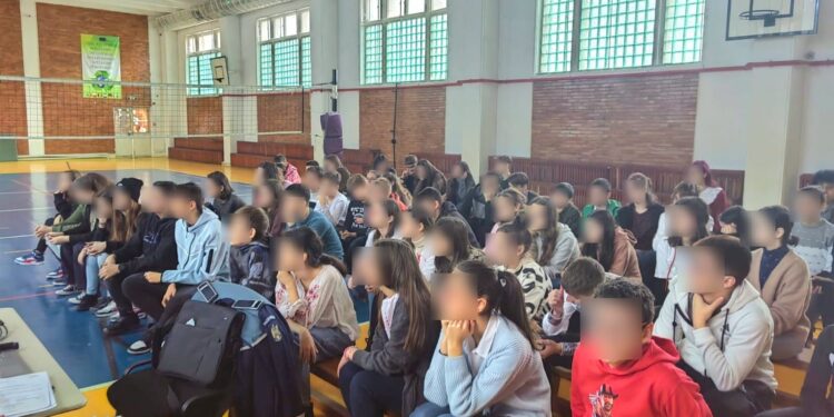 Campanie privind ”Siguranța online” desfășurată de polițiștii brăileni la Școala Al. I. Cuza din municipiu