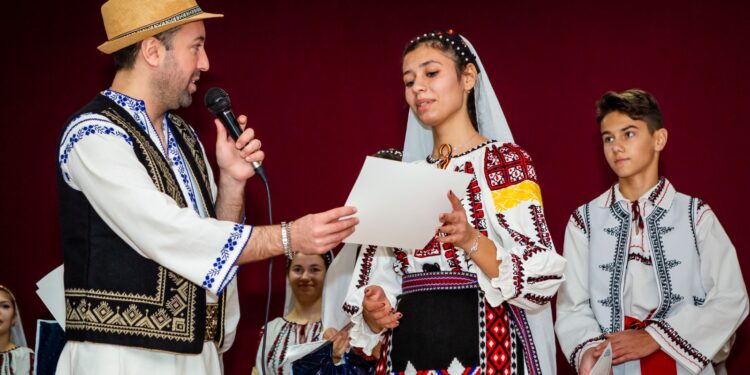 ”Muzică, joc și voie bună” spectacol organizat de 1 Decembrie în Căminul Cultural din comuna Cazasu