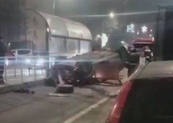 S-a răsturnat cu mașina după ce a intrat în refugiul de tramvai de la stația Tineretului de pe Bulevardul Dorobanților. Acesta a lovit și 5 autoturisme parcate