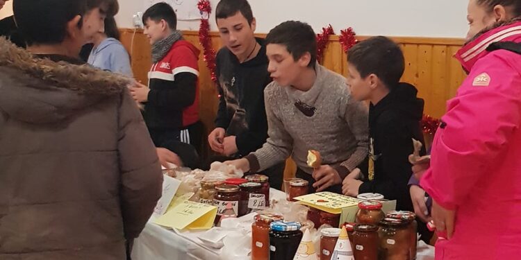 Târg de produse culinare organizat de Școala gimnazială Surdila Greci