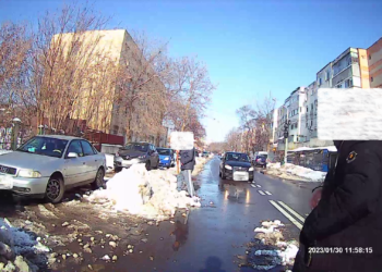 Foto: Poliția locală i-a amendat pe cei care au aruncat zăpada pe carosabil, după ce acesta fusese curățat în prealabil de utilajele de deszăpezire