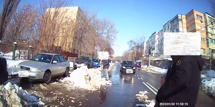 Foto: Poliția locală i-a amendat pe cei care au aruncat zăpada pe carosabil, după ce acesta fusese curățat în prealabil de utilajele de deszăpezire