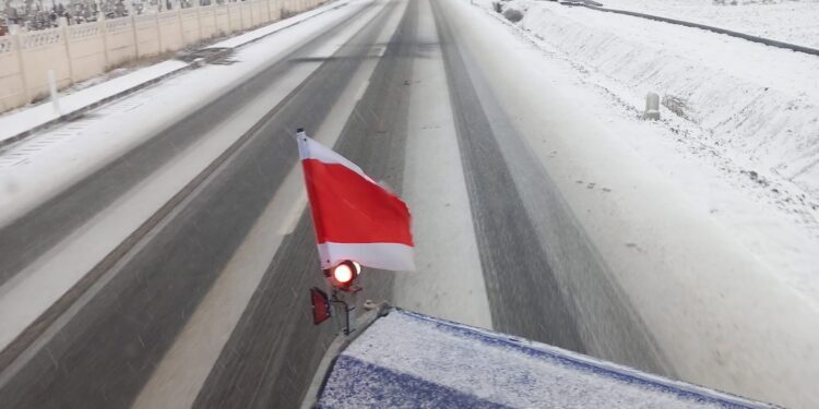 În urma codului galben se intervine pe drumurile naționale cu material antiderapant
