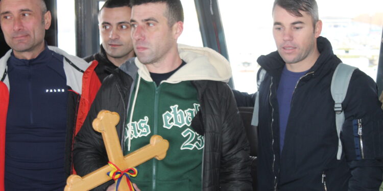 Video: Un brăilean de 40 de ani a recuperat Crucea aruncată în Dunăre de Arhiepiscopul Dunării de Jos