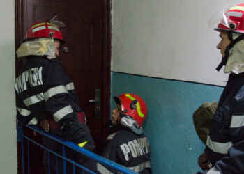 Două persoane găsite decedate în casă după intervenția pompierilor brăileni de deblocare a ușilor apartamentelor acestora
