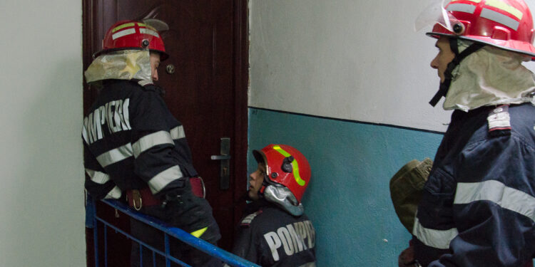 Două persoane găsite decedate în casă după intervenția pompierilor brăileni de deblocare a ușilor apartamentelor acestora