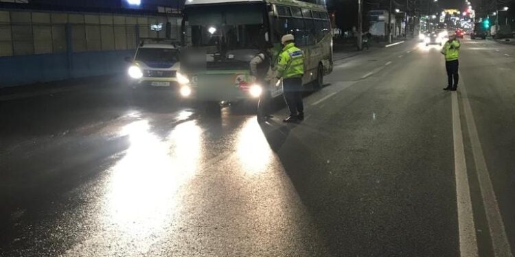 Acțiune a polițiștilor de la rutieră pe linia verificării legalității transportului de persoane