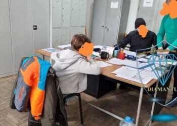 Șeful de la mascați și-a lăsăt copiii să se joace printre încărcătoare de armă și acte
