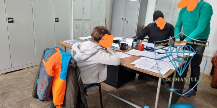 Șeful de la mascați și-a lăsăt copiii să se joace printre încărcătoare de armă și acte