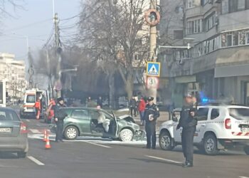 A intrat cu mașina în stâlpul pe care este amplasat semaforul pietonal. Autoturismul a luat foc, dar a fost stins de polițiștii locali aflați în zonă
