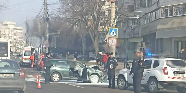 A intrat cu mașina în stâlpul pe care este amplasat semaforul pietonal. Autoturismul a luat foc, dar a fost stins de polițiștii locali aflați în zonă