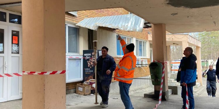 După lifturi, la Spitalul din Brăila cad grinzi