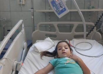 Viața unui copil de 8 ani atârnă de un fir de ață. Cum poți să o ajuți să învingă o boală nemiloasă