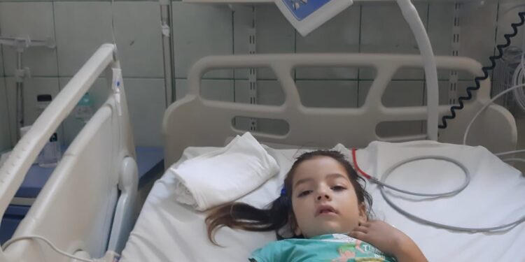 Viața unui copil de 8 ani atârnă de un fir de ață. Cum poți să o ajuți să învingă o boală nemiloasă