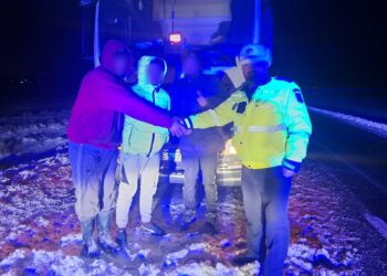 Șofer ucrainean ajutat de polițiștii de la rutieră în apropiere de localitatea Viziru