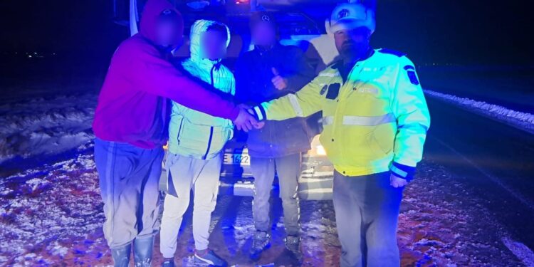 Șofer ucrainean ajutat de polițiștii de la rutieră în apropiere de localitatea Viziru