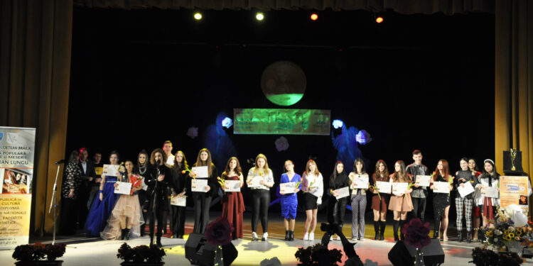 Au fost premiaţi 30 dintre concurenţii selectaţi pentru faza finală a Concursului naţional de muzică uşoară pentru copii „Armoniile Dunării” Brăila. Marele Premiu şi Trofeul au fost câştigate de Damian Alexandra-Ioana din Tecuci