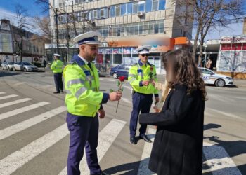 Misiune cu flori în trafic pentru polițiștii brăileni