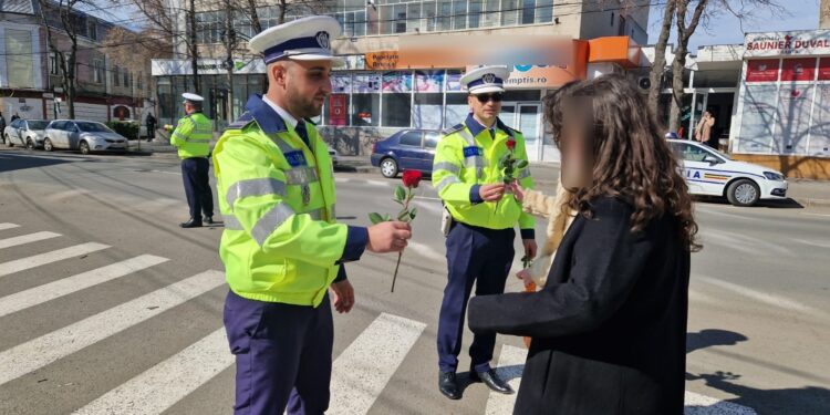 Misiune cu flori în trafic pentru polițiștii brăileni