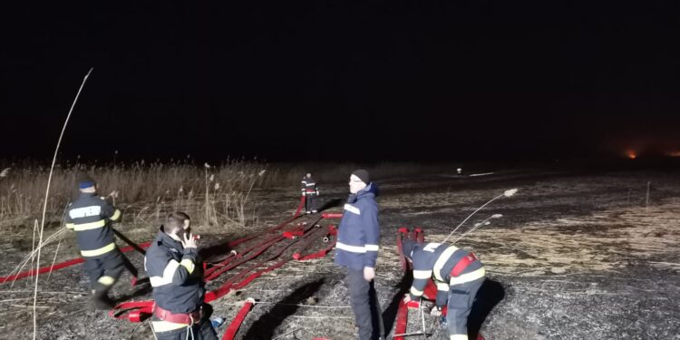 Pompierii brăileni au intervenit ieri pentru stingerea a patru incendii de vegetație