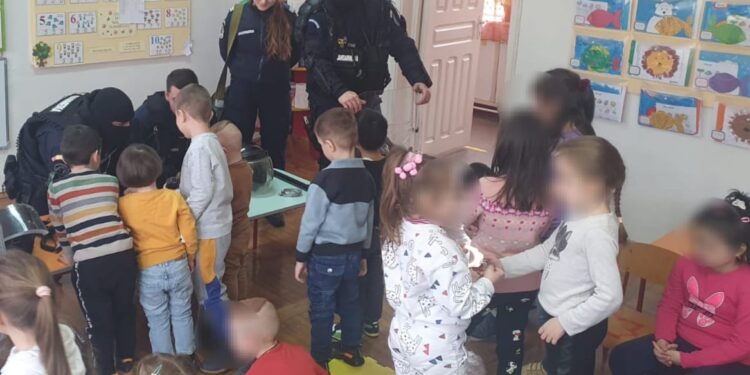 Jandarmii brăileni alături de peste 200 de preșcolari și elevi în cadrul programului ”Școala altfel”