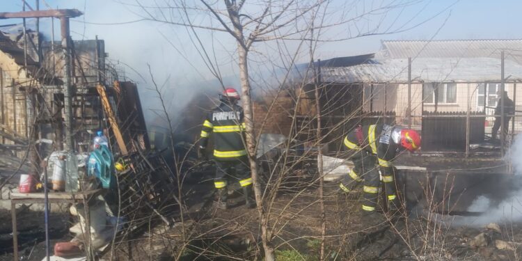 Video: Incendiu la o gospodărie din satul Latinu. Pompierii au intervenit și la un incendiu de vegetație uscată și stuf pe raza localității Zăvoaia