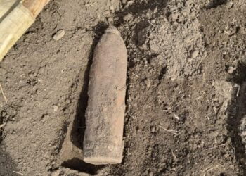 Un proiectil exploziv calibrul 100 mm., în stare avansată de oxidare, găsit pe un teren agricol din comuna Galbenu