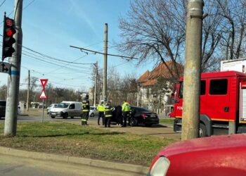 Un șofer din Galați a intrat cu mașina într-un stâlp pe Calea Călărașilor