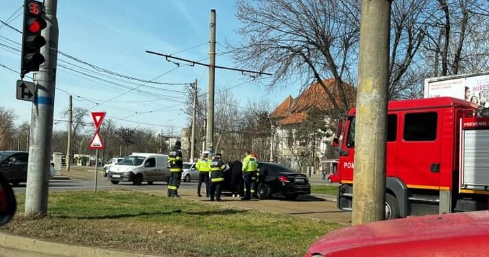 Un șofer din Galați a intrat cu mașina într-un stâlp pe Calea Călărașilor