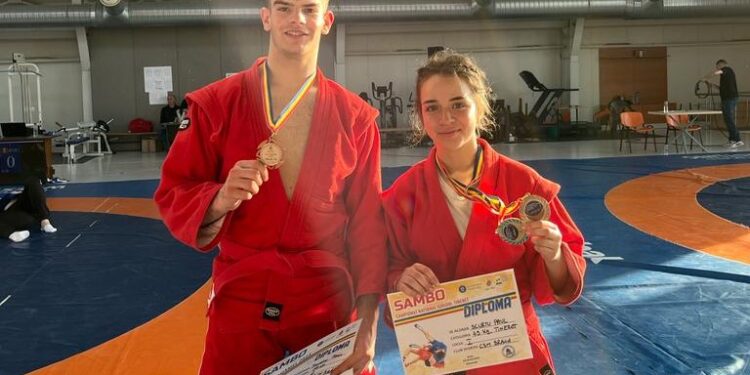 Medalii la Campionatul național și Cupa României la sambo pentru sportivii Maria Naidin și Paul Scurtu, legitimați la CSM Brăila