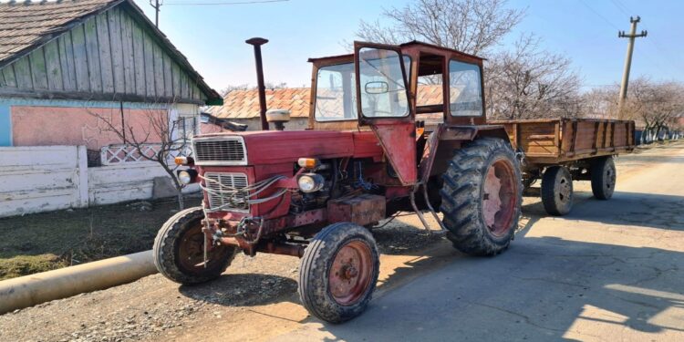 Conducea un tractor și o remorcă ce nu avea aplicate plăcuțe cu număr de înmatriculare sau înregistrare