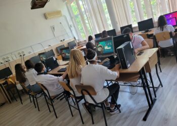 Au început înscrierile în programul ”Dăm Click pe România” pentru școlile care au nevoie de calculatoare