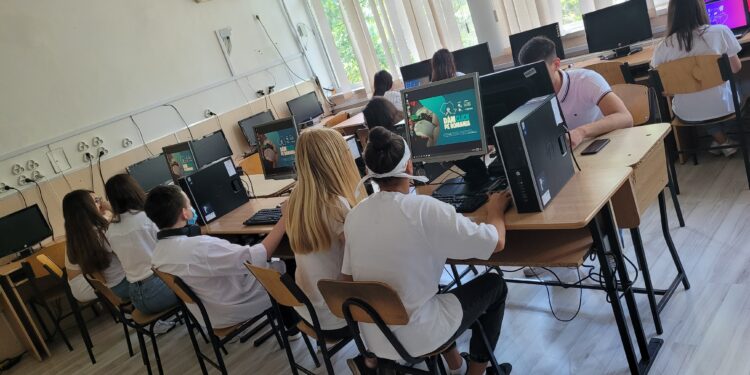 Au început înscrierile în programul ”Dăm Click pe România” pentru școlile care au nevoie de calculatoare