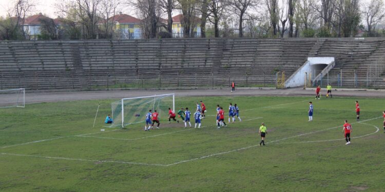 Dacia Unirea Brăila învinsă de Dinamo Bacău după ce a jucat aproape o repriză în inferioritate numerică