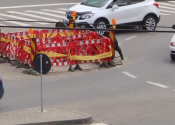 A pierdut controlul volanului și a dărâmat un indicator de circulație și apoi a intrat pe contrasens, lovind un alt autoturism