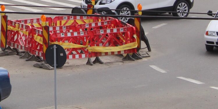 A pierdut controlul volanului și a dărâmat un indicator de circulație și apoi a intrat pe contrasens, lovind un alt autoturism