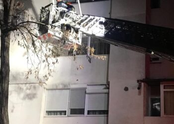 Foto: Explozie la un apartament situat la etajul 4 al unui bloc de pe strada Metalurgiei