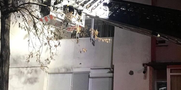Foto: Explozie la un apartament situat la etajul 4 al unui bloc de pe strada Metalurgiei