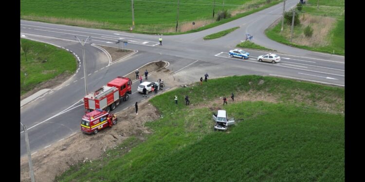 Accident la intersecție DN 2B cu DJ203. Trei persoane rănite, dar care au refuzat transportul la spital
