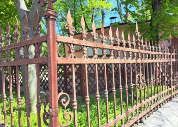 Reabilitarea gardului împrejmuire Grădina Publică la costuri de lux