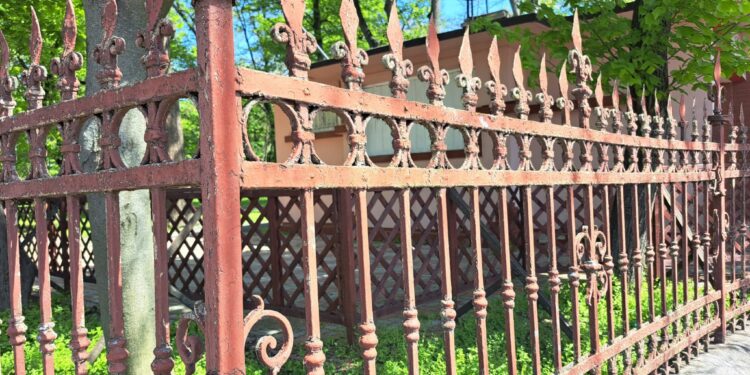 Reabilitarea gardului împrejmuire Grădina Publică la costuri de lux