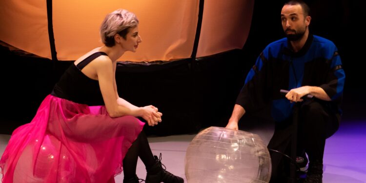 Spectacolul performativ „KOMOREBI. Lumina care se filtrează printre copaci”, pe 3 mai la Teatrul „Maria Filotti” din Brăila