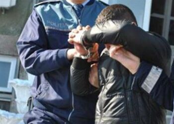 Minor de 14 ani arestat pentru tâlhărie și furturi din autoturisme