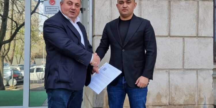 Deputatul Alexandru Popa alături de primarul din Chiscani la semnarea contractului privind modernizarea unor străzi din Chiscani