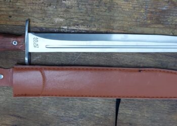 Își aștepta rivalul să iasă de la liceu și să-l ”intimideze” cu un cuțit tip baionetă, cu lungimea totală de 43 de centimetri