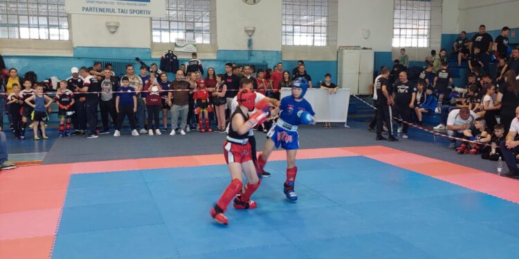 Circa 300 de sportivi participă la Campionatul Național de Kickboxing K1 în ring și Cupa României pe tatami