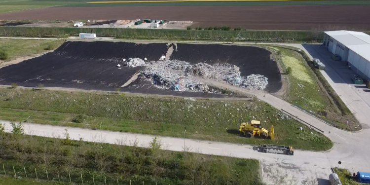 Adin Boboc: Dovada FOTO/VIDEO că administraţia PSD Ianca încalcă legea şi ascunde sute de tone de gunoi într-un depozit ilegal! Platforma staţiei de compost a DSP Ianca, în care s-au investit 700.000 euro din fonduri europene, a fost transformată în groapă de gunoi