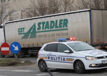 Accident în zona fostului Combinat. O mașină s-a izbit de clădirea pasajului pietonal și apoi a ricoșat într-o altă mașină