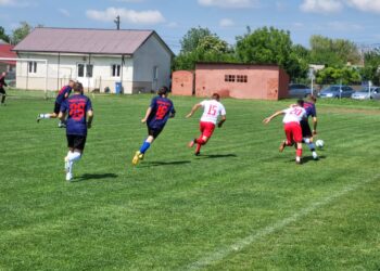 Trei echipe se luptă pentru primul loc. Campioana Ligii a 4-a se va decide în ultima etapă