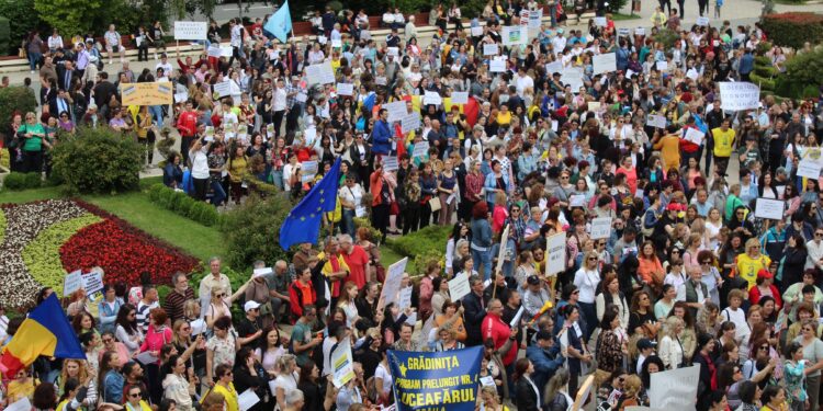 Video: Aproximativ 1500 de sindicaliști din învățământ au pichetat astăzi Prefectura Brăila